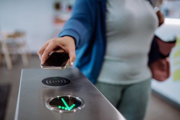 Tap, scan, or card? GCash offers 3 ways to go cashless on your MRT-3 commute